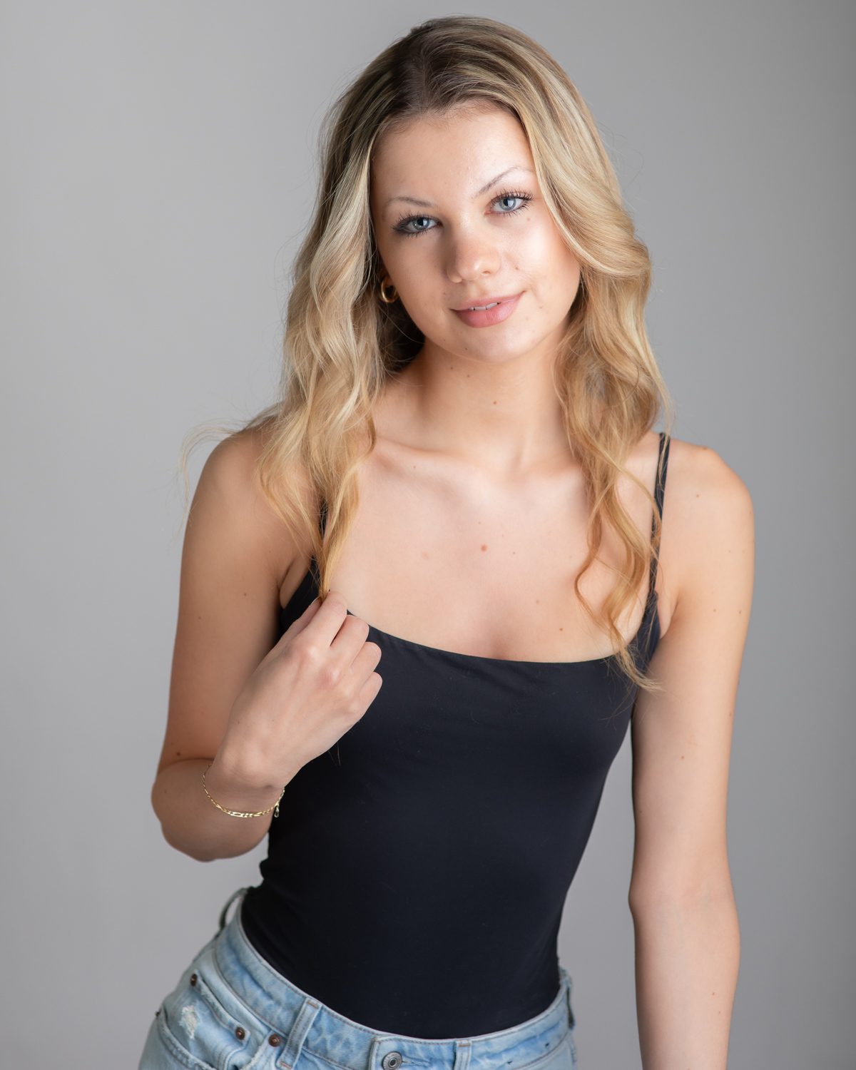 Modeling headshot of a pretty blonde female.